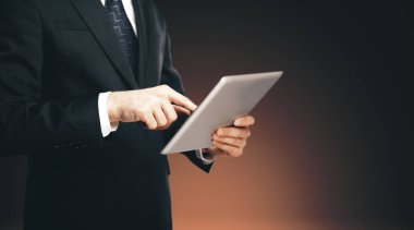 Dijital tablet dokunmadan el.