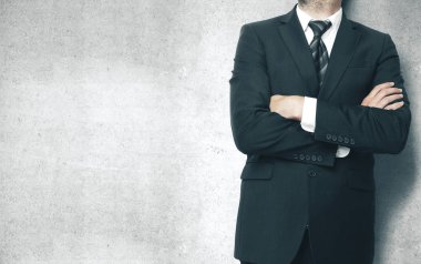 Elleri çapraz olan kafasız iş adamı