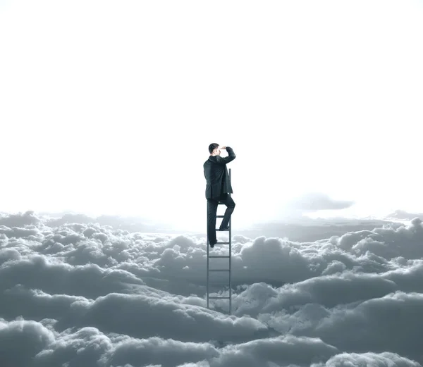 Бизнесмен ищет облака — стоковое фото