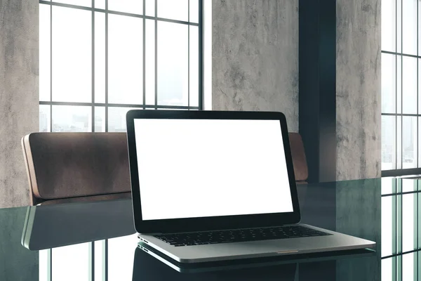 유리 사무실 탁자 위에 있는 노트북 — 스톡 사진