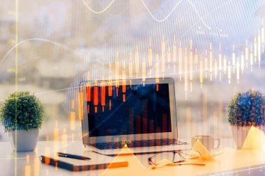 Masası ve kişisel bilgisayarı olan borsa grafiği. Çoklu maruz kalma. Mali analiz kavramı.