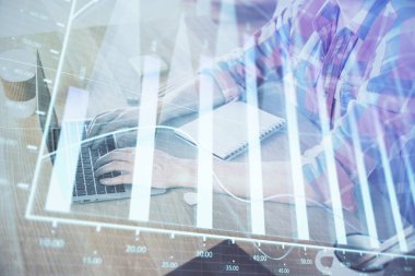 Ön x grafiğinin arka planda bilgisayarda çalışan bir adam ile çoklu pozlandırılması. Pazar analizi kavramı.