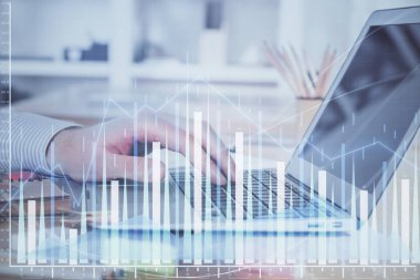 Arka planda dizüstü bilgisayar üzerinde çalışan adam ile borsa grafiği çift pozlama. Finansal analiz kavramı.