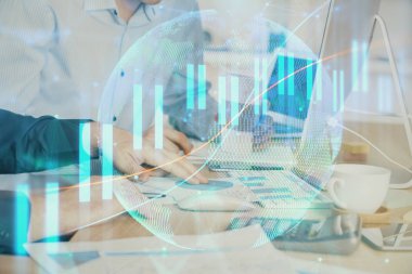 Adam arka planda ofiste bilgisayarda yazarak grafik Multi pozlama. Zor iş kavramı.