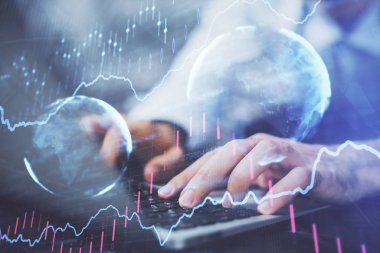 Arka planda ofiste bilgisayarda işadamı yazarak Forex grafiği. Analiz kavramı. Çift Pozlama.