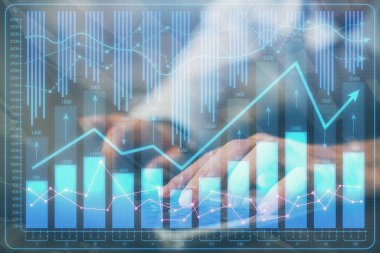 Arka planda ofiste bilgisayarda çalışan işadamı ile Forex grafiği. Sert çalışma kavramı. Çoklu pozlama.