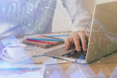 Arka planda ofiste bilgisayarda çalışan işadamı ile Forex grafiği. Sert çalışma kavramı. Çoklu pozlama.