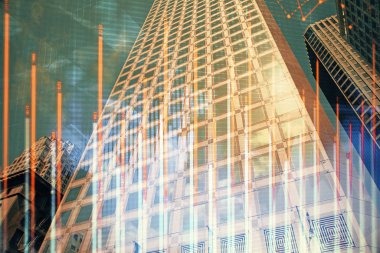 Yüksek binaların arka planında çoklu pozlama olan eski şehir haritası. Finansal araştırma kavramı.