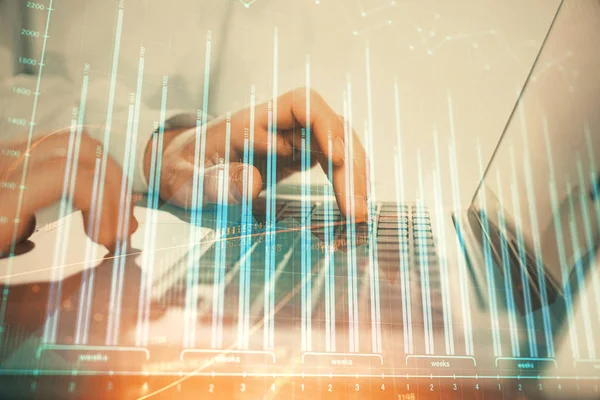 Dobbel eksponering av markedskart med en mann som jobber med en datamaskin på bakgrunn. Konseptet økonomisk analyse. – stockfoto