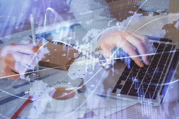 График Forex с бизнесменом, работающим на компьютере в офисе на заднем плане. Концепция трудолюбия. Двойное воздействие
.