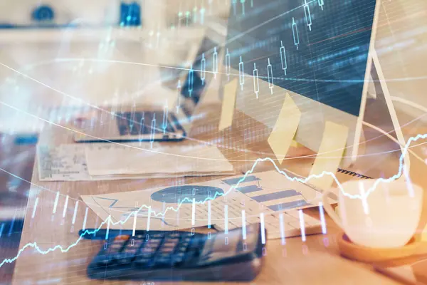 Doppia esposizione di grafico forex e spazio di lavoro con il computer. concetto di trading online internazionale. — Foto Stock