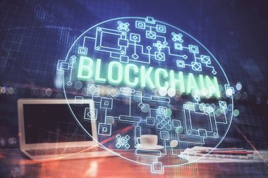 Blockchain temalı holograma ve bilgisayar arkaplanlı masaya çoklu maruz kalma. Bitcoin şifreleme para birimi kavramı.