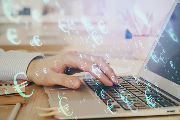 Dizüstü bilgisayar ve borsa forex grafik ile işadamı çift pozlama.
