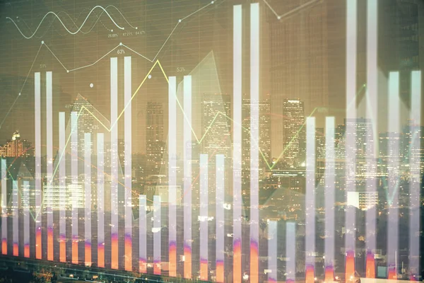 Gráfico financiero sobre paisaje nocturno de la ciudad con edificios altos de fondo multi exposición. Concepto de análisis . —  Fotos de Stock