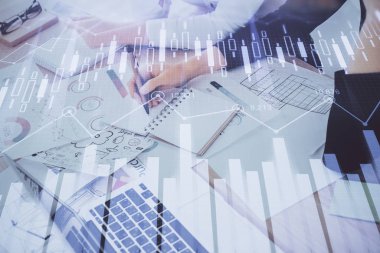 Bir kadın eller Not defteri hisse senedi piyasası hakkında bilgi yazma. Ön Forex grafik hologramlar. Araştırma kavramı. Çift Pozlama