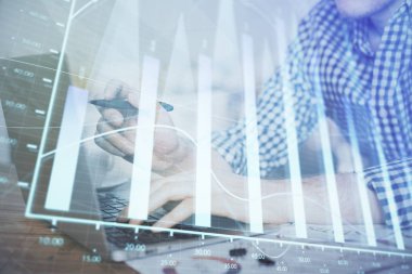 Arka planda bilgisayarda çalışan bir adamla ön x grafiğine iki kez maruz kalıyoruz. Pazar analizi kavramı.