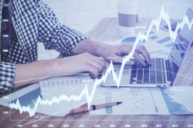 Arka planda bilgisayar üzerinde çalışan adam ile borsa grafiği çoklu pozlama. Finansal analiz kavramı.