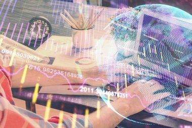 Arka planda ofiste bilgisayarda işadamı yazarak stok grafik çift pozlama. Zor iş kavramı.