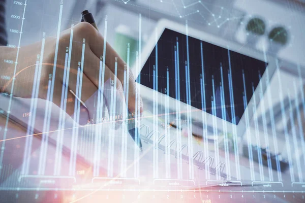 Gráfico de divisas financiera dibujado sobre las manos tomando notas fondo. Concepto de investigación. Exposición múltiple —  Fotos de Stock