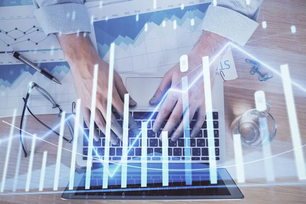 Dvojitá expozice tržního grafu s člověkem pracujícím na počítači na pozadí. Koncepce finanční analýzy. — Stock fotografie