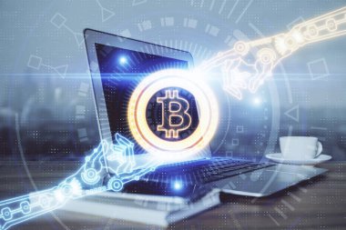 Blockchain temalı holograma ve bilgisayar arkaplanlı masaya çoklu maruz kalma. Bitcoin şifreleme para birimi kavramı.