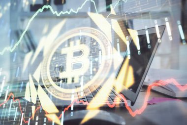 Blockchain temalı holograma ve bilgisayar arkaplanlı masaya çoklu maruz kalma. Bitcoin şifreleme para birimi kavramı.