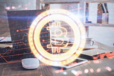 Blockchain temalı holograma ve bilgisayar arkaplanlı masaya çoklu maruz kalma. Bitcoin şifreleme para birimi kavramı.
