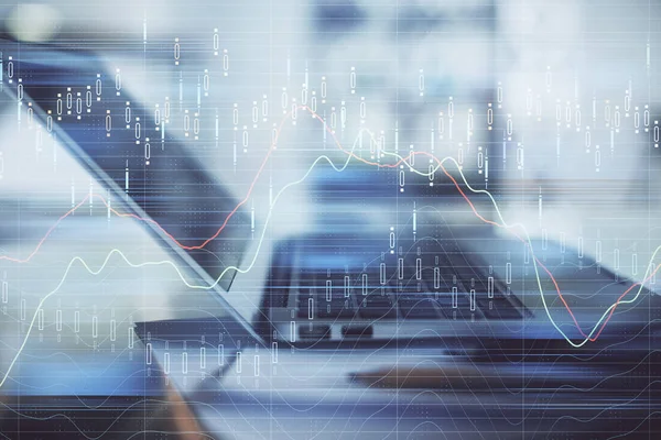 Holograma gráfico de Forex en la tabla con el fondo de la computadora. Doble exposición. Concepto de mercados financieros . — Foto de Stock