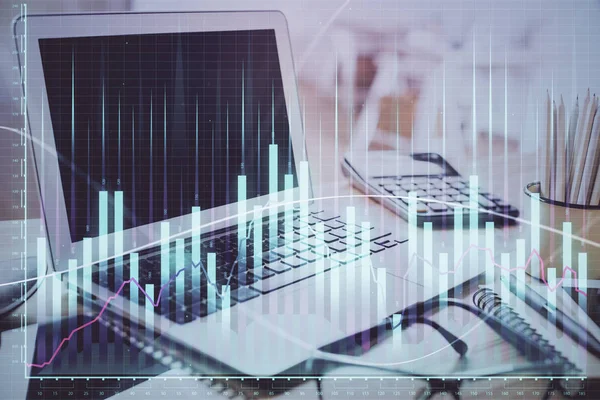 Gráfico de mercado de ações em segundo plano com mesa e computador pessoal. Dupla exposição. Conceito de análise financeira. — Fotografia de Stock