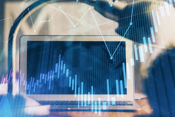 Holograma gráfico del mercado Forex y antecedentes personales de la computadora. Exposición múltiple. Concepto de inversión. —  Fotos de Stock