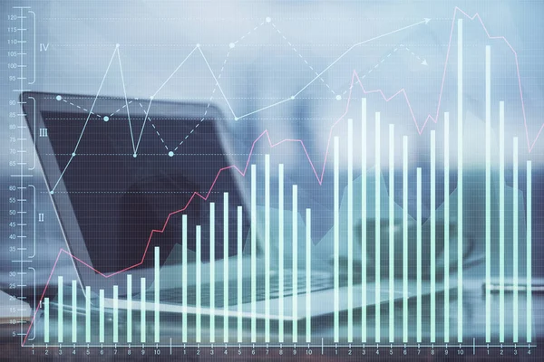Фінансовий граф барвистий малюнок і стіл з комп'ютером на фоні. Багаторазова експозиція. Концепція міжнародних ринків . — стокове фото