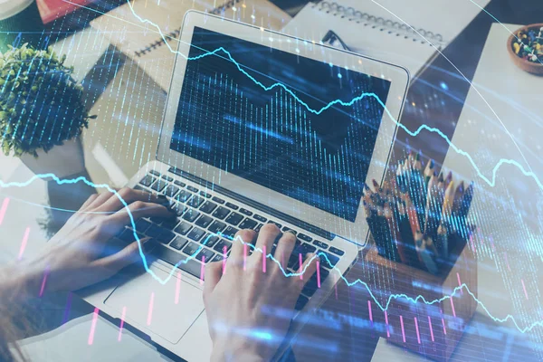 Doble exposición de las manos de los empresarios con portátil y el mercado de valores gráfico de fondo. Concepto de investigación y comercio . — Foto de Stock