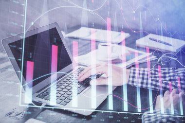 Arka planda bilgisayarla çalışan bir adamla iki kez ön x çizelgesine maruz kaldık. Pazar analizi kavramı.