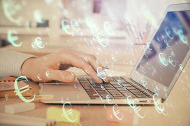 Arka planda dizüstü bilgisayar üzerinde çalışan adam ile borsa grafiği çift pozlama. Finansal analiz kavramı.