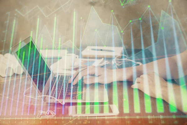 Double exposition de graphique forex avec l'homme qui travaille sur l'ordinateur en arrière-plan. Concept d'analyse de marché. — Photo