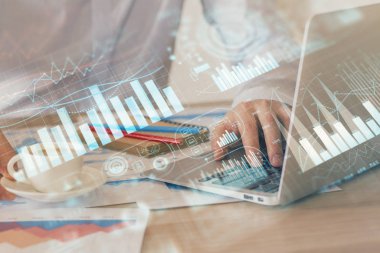 Arka planda ofiste bilgisayarda çalışan işadamı ile Forex grafiği. Sert çalışma kavramı. Çoklu pozlama.