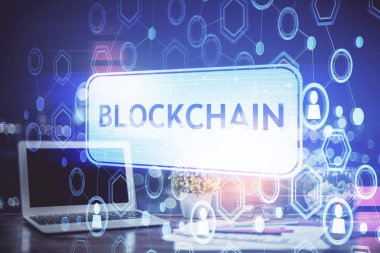 Blockchain temalı holograma ve bilgisayar arkaplanlı masaya çift pozlama. Bitcoin şifreleme para birimi kavramı.
