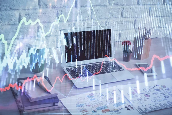 Ologramma del grafico del mercato finanziario e personal computer sullo sfondo. Doppia esposizione. Concetto di forex. — Foto Stock