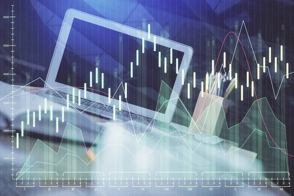 Számítógépes háttérrel rendelkező grafikon- és pénzügyi információk, valamint munkaterület többszörös expozíciója. A nemzetközi online kereskedelem fogalma. — Stock Fotó