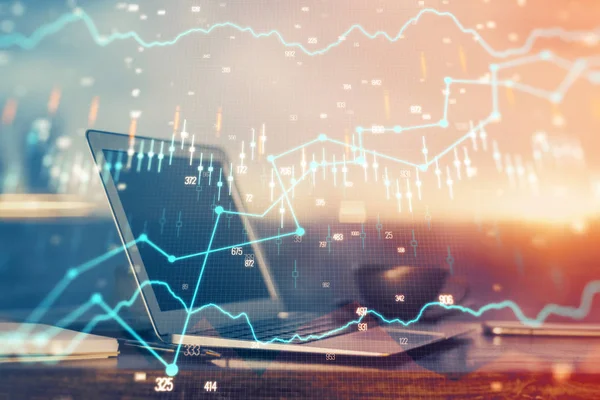 Gráfico financiero dibujo colorido y mesa con el ordenador en el fondo. Doble exposición. Concepto de mercados internacionales. — Foto de Stock