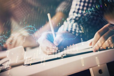 İki adamın hisse senedi piyasası grafiğiyle yatırım planladığı çok sayıda olay.