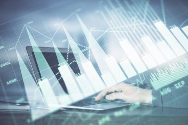 Dizüstü bilgisayar ve borsa grafik arka plan ile işadamları nın ellerini çift pozlama. Araştırma ve ticaret kavramı.