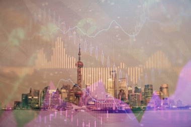 Yüksek binaların arka planında çoklu pozlama olan eski şehir haritası. Finansal araştırma kavramı.