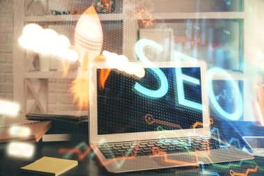 Bilgisayar ve seo çizim hologramı olan çok katmanlı bir tablo. Arama optimizasyon kavramı.