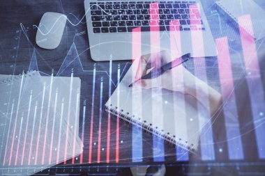 Forex tablosu WOMANS el notları arka plan alarak görüntülenir. Araştırma kavramı. Çoklu pozlama