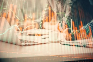 Arka planda bilgisayarda çalışan bir adamla birlikte çok sayıda formasyona maruz kaldık. Pazar analizi kavramı.