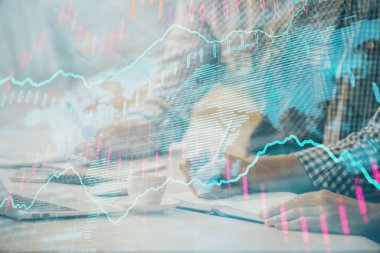 Arka planda bilgisayarda çalışan bir adamla birlikte çok sayıda formasyona maruz kaldık. Pazar analizi kavramı.