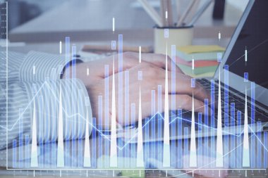 Arka planda dizüstü bilgisayar üzerinde çalışan adam ile borsa grafiği çoklu pozlama. Finansal analiz kavramı.