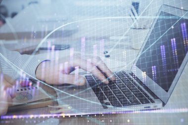 Arka planda dizüstü bilgisayar üzerinde çalışan adam ile borsa grafiği çift pozlama. Finansal analiz kavramı.