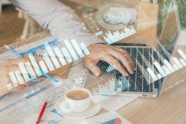 Arka planda ofiste bilgisayarda çalışan işadamı ile Forex grafiği. Sert çalışma kavramı. Çoklu pozlama.